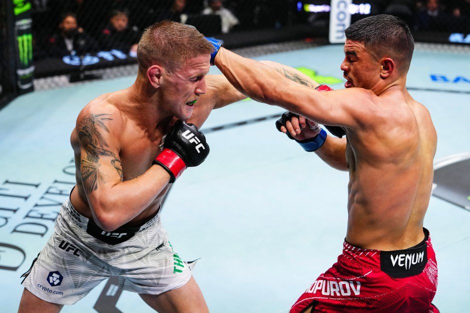 Колби Тикнес и Асаф Чопуров во размена на удари на UFC 333.